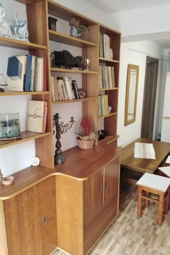 Η βιβλιοθήκη του διαμερίσματος