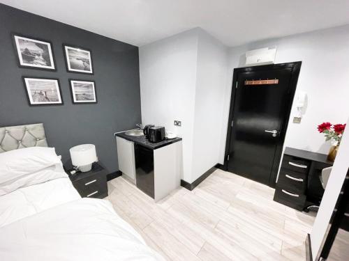 Η κουζίνα ή μικρή κουζίνα στο Letzi Ensuite Room, 10 Mins Wembley, Fast WiFi
