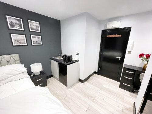 1 dormitorio con cama y puerta negra en Letzi Private En-Suite In Harrow, en Pinner