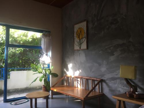 クイニョンにあるConfetti Houseの木製テーブルと窓が備わる客室です。