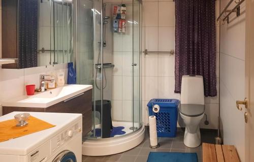 uma casa de banho com um chuveiro, um WC e um lavatório. em 4 Bedroom Awesome Home In Mykland em Mykland