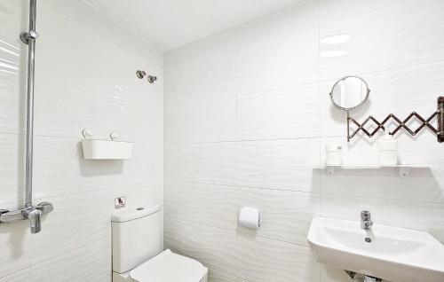 ミハスにあるBeautiful Home In Mijas With 6 Bedrooms, Wifi And Outdoor Swimming Poolの白いバスルーム(トイレ、シンク付)