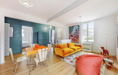 un salon avec un canapé jaune et une table dans l'établissement Nice Home In Royan With Wifi, à Royan