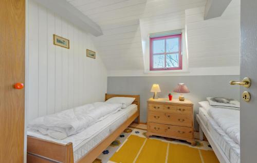 En eller flere senge i et værelse på 3 Bedroom Lovely Home In Henne