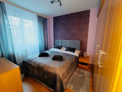 - une chambre dotée d'un lit avec deux sacs dans l'établissement Apartmán Green, à Nitra