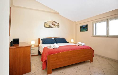 een slaapkamer met een bed, een bureau en ramen bij Amazing Apartment In Marzamemi With House A Panoramic View in Marzamemi