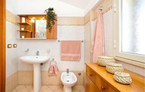 een badkamer met een wastafel en een toilet bij Amazing Apartment In Marzamemi With House A Panoramic View in Marzamemi