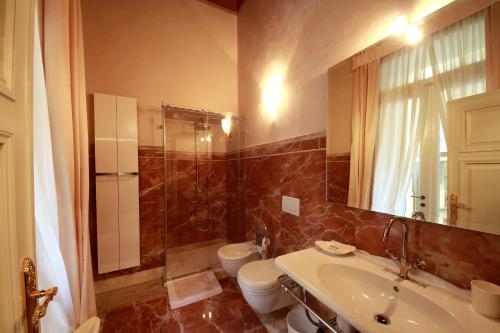 y baño con lavabo, aseo y espejo. en Villa della Torre in Città, en Verona