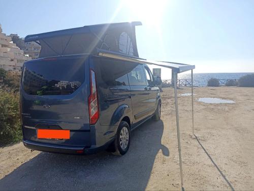 Una furgoneta con una cubierta encima. en Ford Transit Custom Camper en Palma de Mallorca