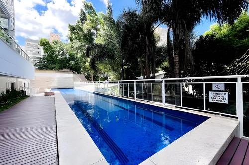 una piscina al centro di un edificio di Linda vista perto da Paulista com piscina/garagem a San Paolo