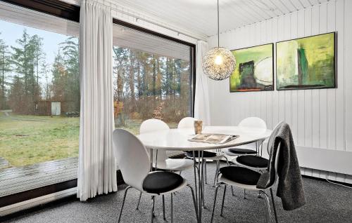 una sala da pranzo bianca con tavolo e sedie bianchi di Lovely Home In Bording With Wifi a Bording Stationsby