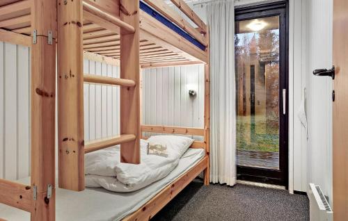 a couple of bunk beds in a room with a window at Lovely Home In Bording With Wifi in Bording Stationsby