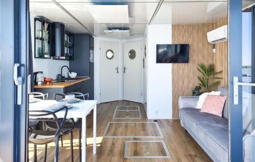 梅爾諾的住宿－Cozy Ship In Mielno With Kitchen，客厅配有沙发和桌子