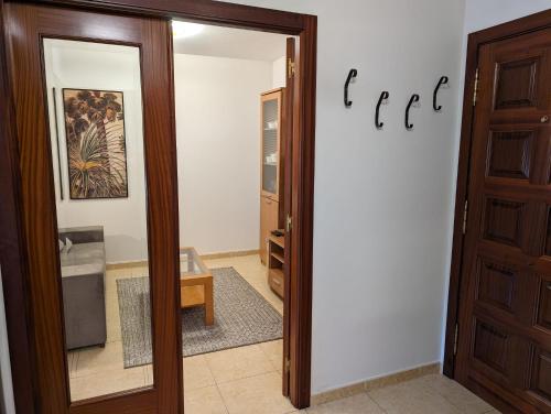 uma porta que leva a um quarto com um armário em Don Manuel Cuntis em Cuntis