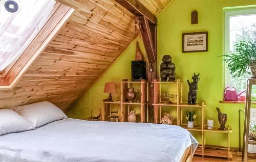 a bedroom with a bed and a wooden ceiling at Amazing Apartment In Chwarzenko in Chwarzenko