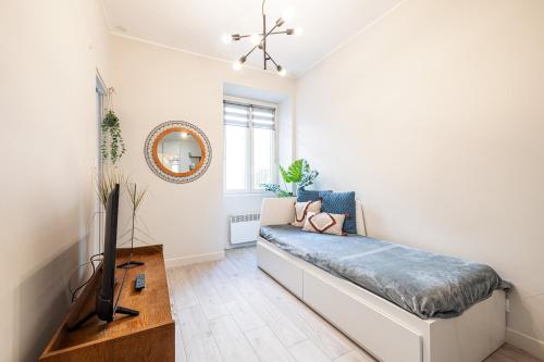 un salon avec un canapé et une télévision dans l'établissement Le GRAND JEAN - CENTRAL PRES GARE ET TRAM - supermarchés - WIFI - 3 Person, à Nice