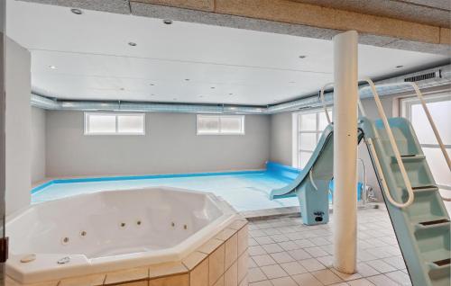 エーベルトフトにあるBeautiful Home In Ebeltoft With 10 Bedrooms, Sauna And Indoor Swimming Poolの広いバスルーム(バスタブ、スライド付)