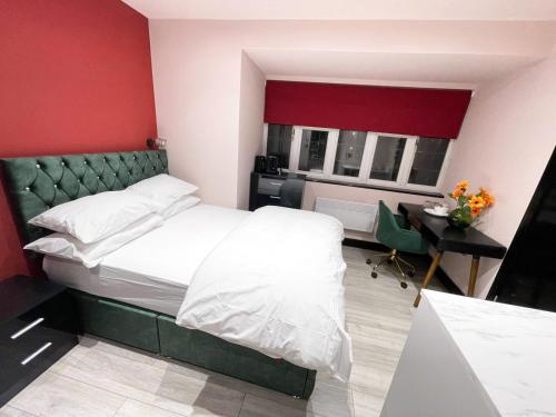 Katil atau katil-katil dalam bilik di Letzi Ensuite Room, 10 Mins Wembley, Fast WiFi