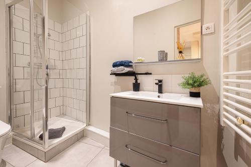 une salle de bain avec un lavabo et une douche dans l'établissement Le GRAND JEAN - CENTRAL PRES GARE ET TRAM - supermarchés - WIFI - 3 Person, à Nice