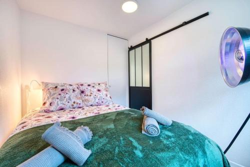ein Schlafzimmer mit einem Bett mit Globus und einer Lampe in der Unterkunft La Perle de Houlgate Élégance & Vue 4 pers in Houlgate