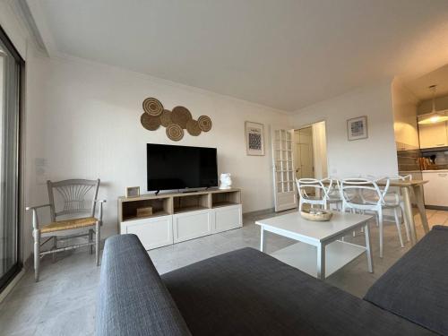 A television and/or entertainment centre at LePrinceDeGalles