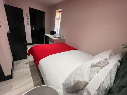 Katil atau katil-katil dalam bilik di Letzi Ensuite Room, 10 Mins Wembley, Fast WiFi