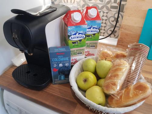 a bowl of apples on a counter next to a mixer at Vivienda con 3 habitaciones PRÍNCIPE del SILENCIO in Gijón