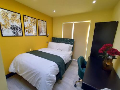 Katil atau katil-katil dalam bilik di Letzi Ensuite Room, 10 Mins Wembley, Fast WiFi