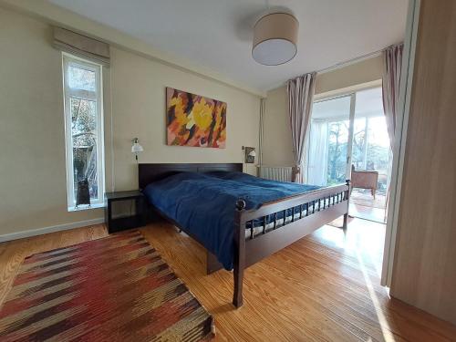 Schlafzimmer mit einem Bett mit blauer Decke in der Unterkunft Ferienwohnung Erlkron in Schiedenhohlweg