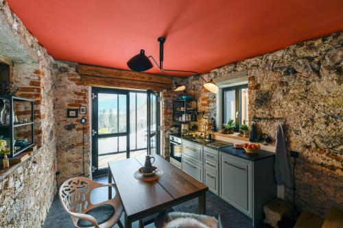 a kitchen with red ceilings and a table and chairs at Chalet Alte Schmiede in Göstling an der Ybbs