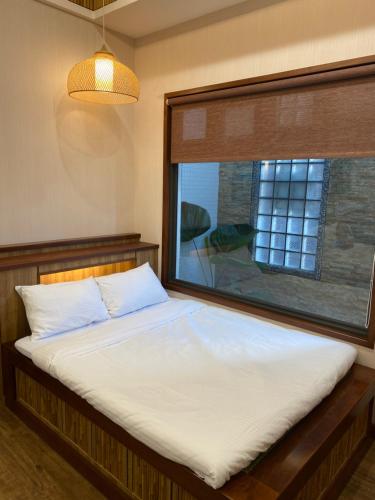 Una cama o camas en una habitación de 山花映水紅莊園民宿