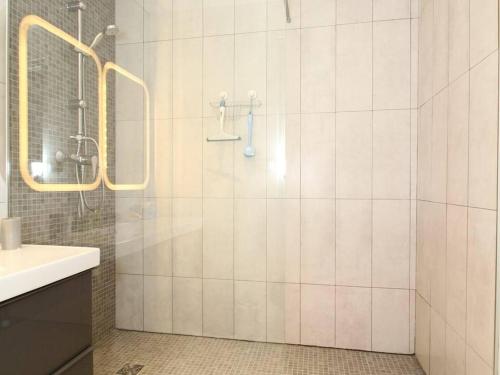 une salle de bain avec douche et lavabo dans l'établissement Appartement 3 pièces moderne à Balaruc-les-Bains avec garage privé, internet et équipements complets - FR-1-553-191, à Balaruc-les-Bains