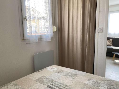 - une chambre avec un lit, une fenêtre et une table dans l'établissement Appartement Balaruc-les-Bains, 2 pièces, 2 personnes - FR-1-553-183, à Balaruc-les-Bains