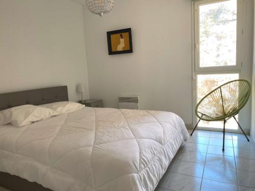 1 dormitorio con 1 cama, 1 silla y 1 ventana en Appartement Balaruc-les-Bains, 2 pièces, 2 personnes - FR-1-553-214, en Balaruc-les-Bains