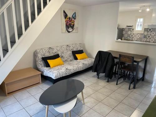 un salon avec un canapé et une table dans l'établissement Charmant Pavillon avec Terrasse, Piscine et Parking, Proche Plage et Commerces - 6 pers. - FR-1-701-32, à Valras-Plage