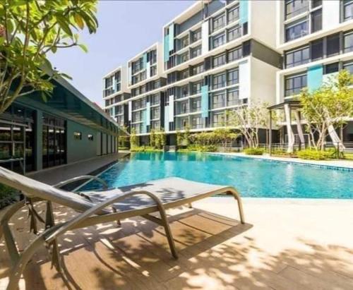 una piscina frente a un gran edificio en Sepang KLIA Studio by Impian SuiteHomestay, en Sepang