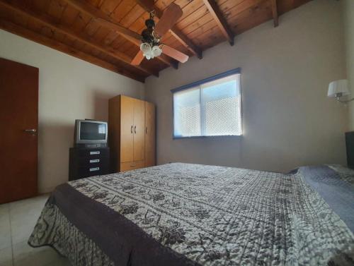 une chambre avec un lit et une télévision dans l'établissement ÀYRES PAMPA I PB, à Las Gaviotas