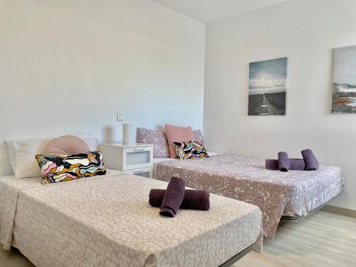 una camera con due letti e un tavolo con due di LaFrenchTouch - Puerto Marina, 2 hab junto playa a Benalmádena