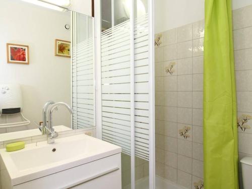 Kúpeľňa v ubytovaní Studio Cosy avec Terrasse, Clim, WiFi et Parking, Proche Centre et Plage - FR-1-553-197