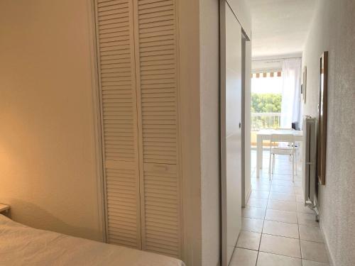 Posteľ alebo postele v izbe v ubytovaní T1 avec balcon, clim, wifi, animaux OK à Balaruc-les-Bains - FR-1-553-199