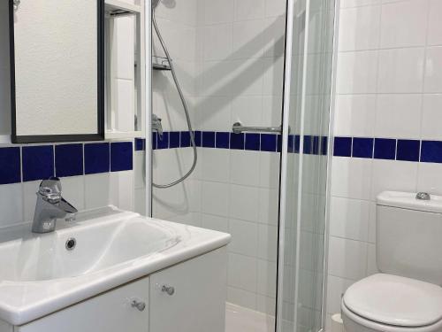 Kúpeľňa v ubytovaní T1 avec balcon, clim, wifi, animaux OK à Balaruc-les-Bains - FR-1-553-199
