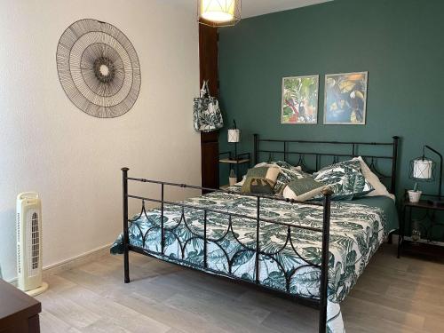 une chambre avec un lit et un mur végétal dans l'établissement Charmant T2 avec parking à Balaruc-les-Bains - FR-1-553-212, à Balaruc-les-Bains