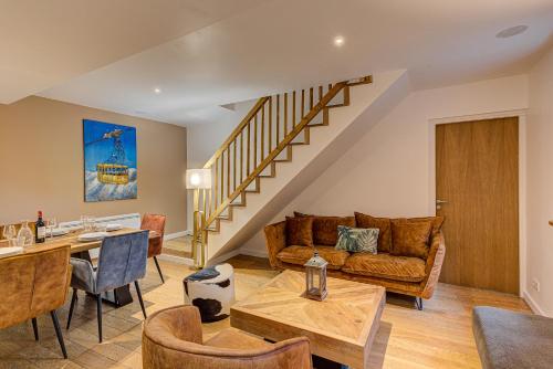 un salon avec un canapé et une table dans l'établissement APARTMENT BIOLAY - Alpes Travel - Central Chamonix - Sleeps 6, à Chamonix-Mont-Blanc