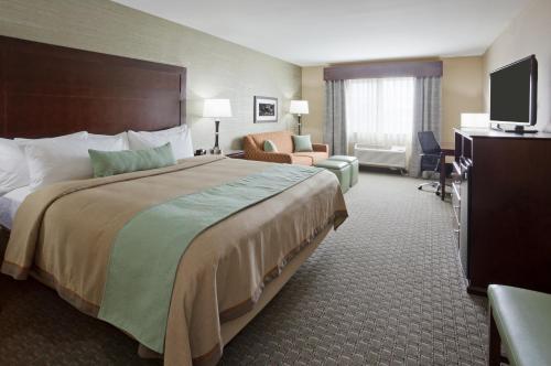 เตียงในห้องที่ GrandStay Hotel & Suites - Morris