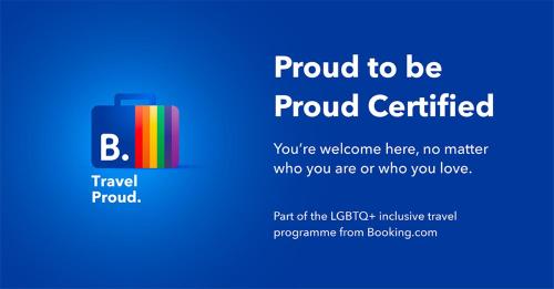 un signe qui dit être fier d'être certifié avec une valise dans l'établissement Heart of Paris - Bastille & Marais Suite Deluxe, à Paris