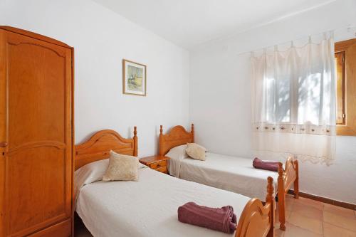 1 dormitorio con 2 camas individuales y ventana en Casa Epina, en Vallehermoso