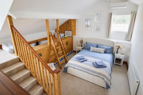 ein Schlafzimmer mit einem Bett und einer Treppe in der Unterkunft The Castleman in Ferndown