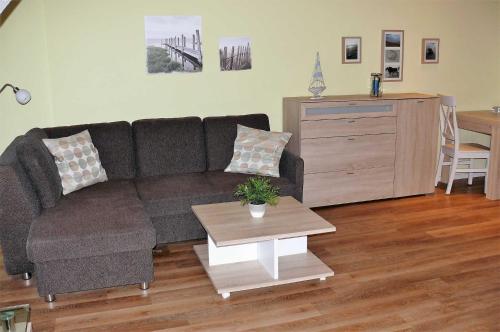 a living room with a couch and a table at Haus-Auetal in Bliedersdorf