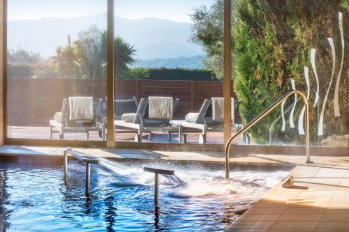 una piscina con un tobogán de agua en Suites Natura Mas Tapiolas, en Santa Cristina d'Aro