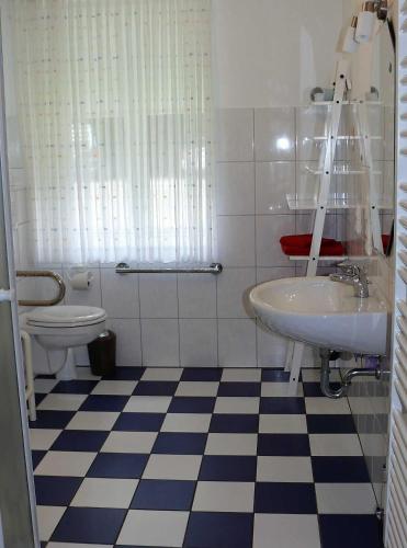 a bathroom with two sinks and a toilet at Haus-Auetal in Bliedersdorf